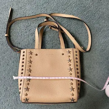 JimmyChoo 베이지 별 모양 스터드 숄더백