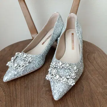 미사용 새상품 RUNNING & HEELS 실버 글리터 펌프스