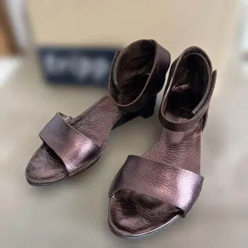 Trippen 메탈릭 브라운 오픈토 힐