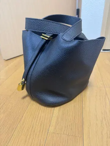블랙 버킷백 골드 금장 장식