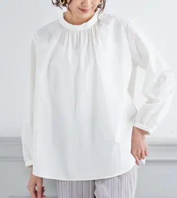Petit Honfleur 개더 하이넥 블라우스 화이트 13