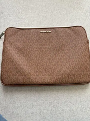 MICHAEL KORS 모노그램 클러치백