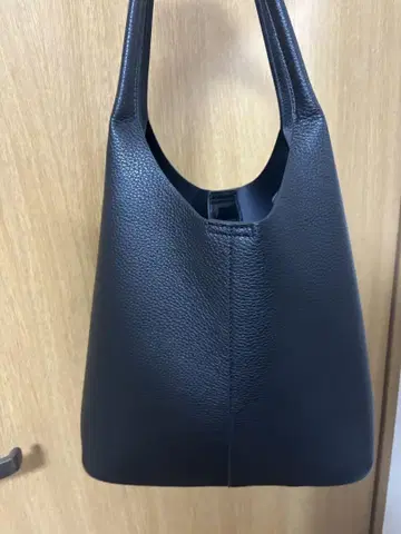 오리엔탈 트래픽 블랙 호보 토트백 밑면 찡 장식, 착용 사진 있음