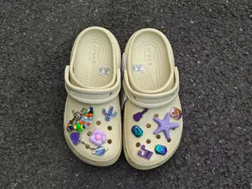 Crocs 구름 시리즈 베이지색 사보 샌들 참 포함