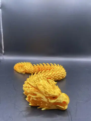 3D 프린트된 움직이는 골드 컬러 드래곤