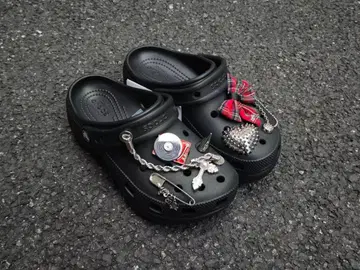 Crocs 블랙 샌들 구름 시리즈