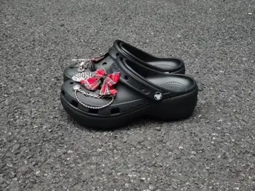 Crocs 블랙 리본 장식 클로그 샌들 구름 시리즈
