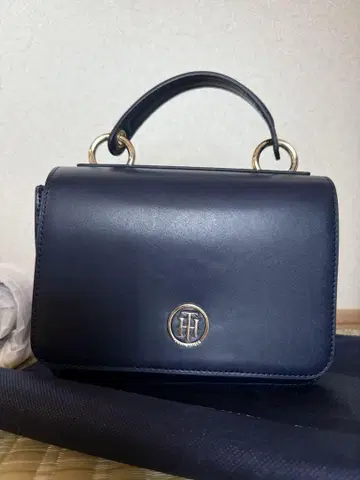 TOMMY HILFIGER 네이비 핸드백