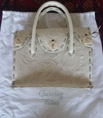 Carving Tribes 엠보싱 가공 토트백