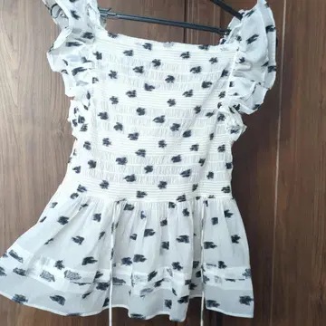 프레이아이디 어깨 프릴 블라우스