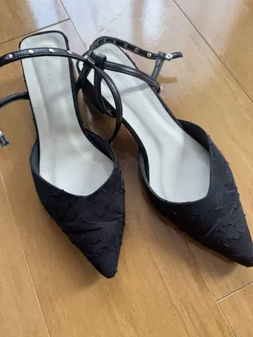 블랙 스틸레토 샌들