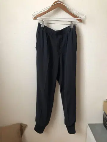 그레이 테이퍼드 슬랙스