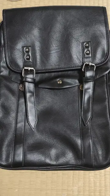 블랙 가죽 백팩 플랩