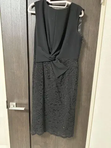 블랙 슬리브리스 드레스