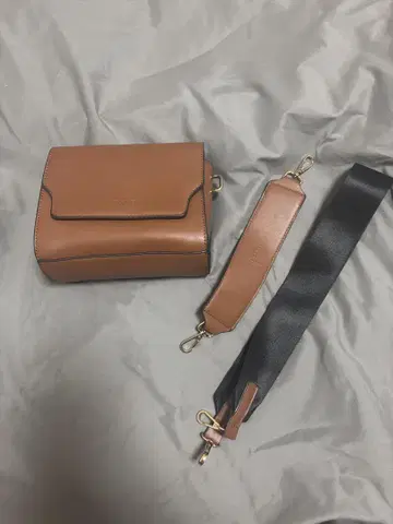 브라운 숄더백 내부 포켓 부착