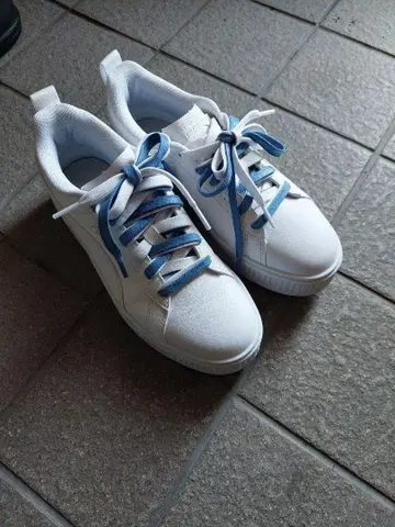 PUMA 화이트 통굽 스니커즈
