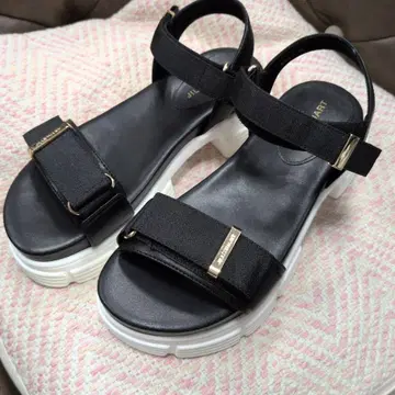 JILL STUART 블랙 스트랩 샌들 통굽