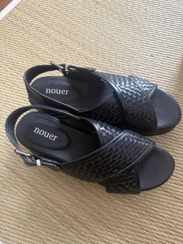 nouer 샌들