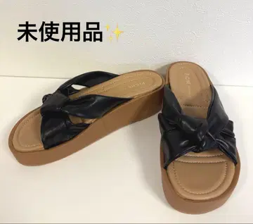 PICHE ABAHOUSE 블랙 퀼팅 볼륨 밑창 샌들