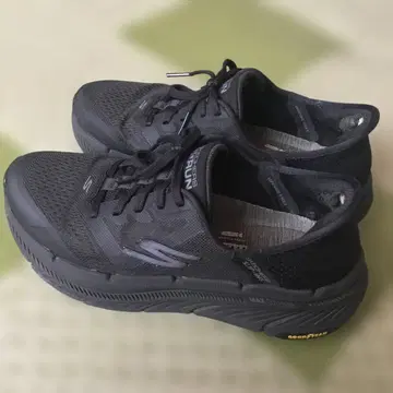 SKECHERS GO RUN GoodYear 밑창 러닝화
