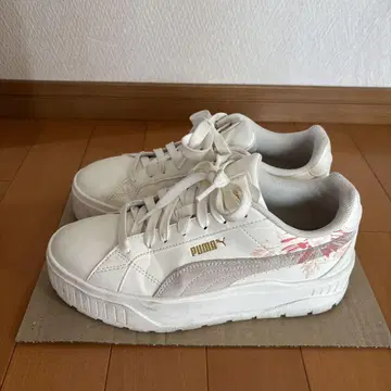 PUMA 화이트 플라워 프린트 스니커즈
