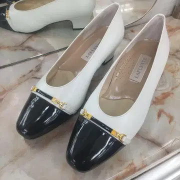 LAFUENTE 화이트 블랙 펌프스