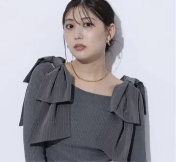 마이스트라다 숄더 리본 니트 7부