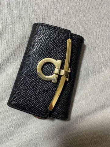 Ferragamo 블랙 키케이스 골드 금장 장식