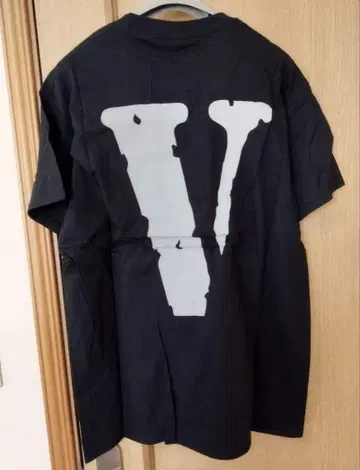 VLONE 블랙 T셔츠 사이즈 M