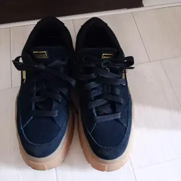PUMA 블랙 스웨이드 스니커즈