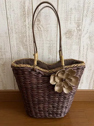 꽃 장식 브라운 바스켓백
