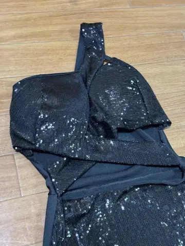 블랙 스팽글 한쪽 어깨 타이트 드레스