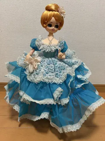 파란 드레스 레이스 인형