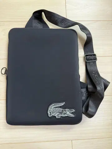 LACOSTE 블랙 PC 숄더백 새상품급