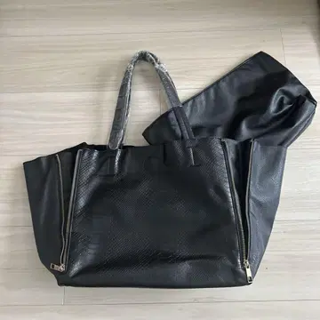 검은색 합성 피혁 토트백과 파우치