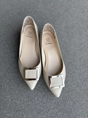 베이지 뾰족코 플랫슈즈