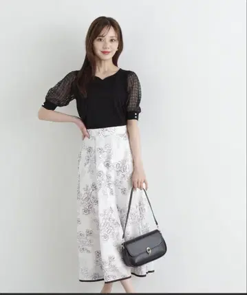 Proportion Body Dressing 모노톤 시어 플라워 스커트