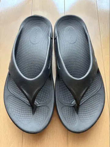 Oofos 블랙 비치 샌들