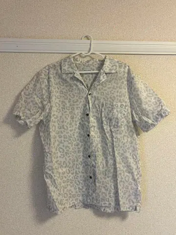 호피 무늬 반팔 셔츠와 숏팬츠 세트