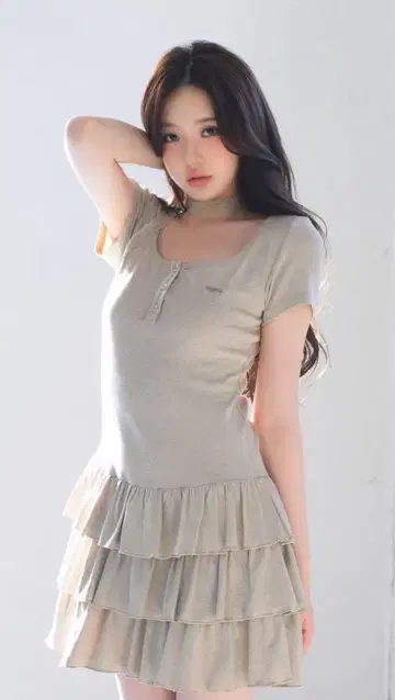 프릴 장식 그레이 타이트 핏 드레스