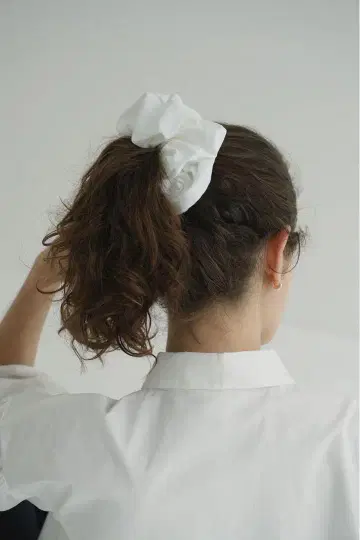 CLANE 화이트 스크런치 CL 로고