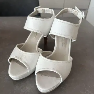 긴자 카네마츠 23.5cm 화이트 오픈토 하이힐