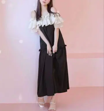 이번 시즌 PEACH JOHN 오프숄더 프릴 원피스