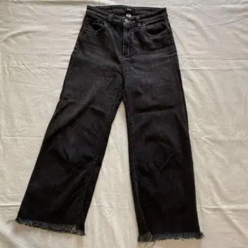 URBAN OUTFITTERS 사이즈 25 밑단 플랜지 블랙 데님 청바지
