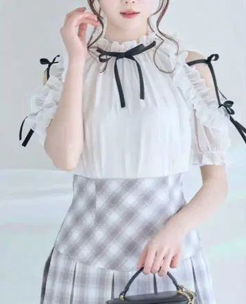 rose muse 숄더 프릴 블라우스 화이트