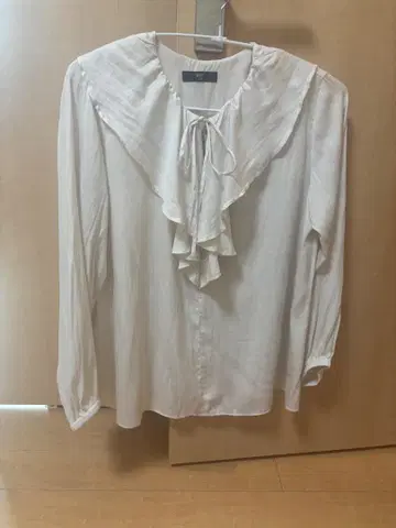 프릴 화이트 긴팔 블라우스