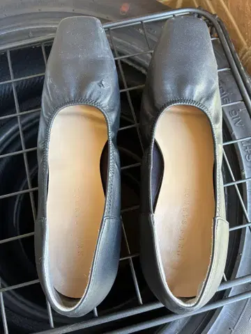 블랙 스퀘어 토 펌프스