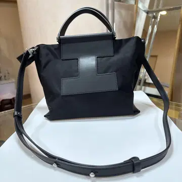 블랙 나일론 숄더백 이아쿠치