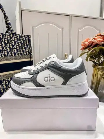 ALO Yoga Recovery Mode Sneaker 그레이