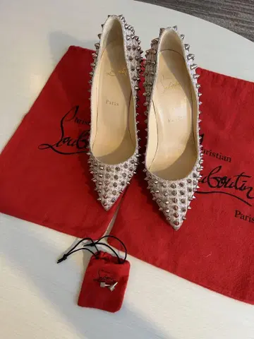 Christian Louboutin 스파이크 하이힐
